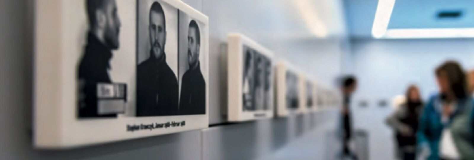 Fotohalle in der Ausstellung "Inhaftiert in Hohenschönhausen"