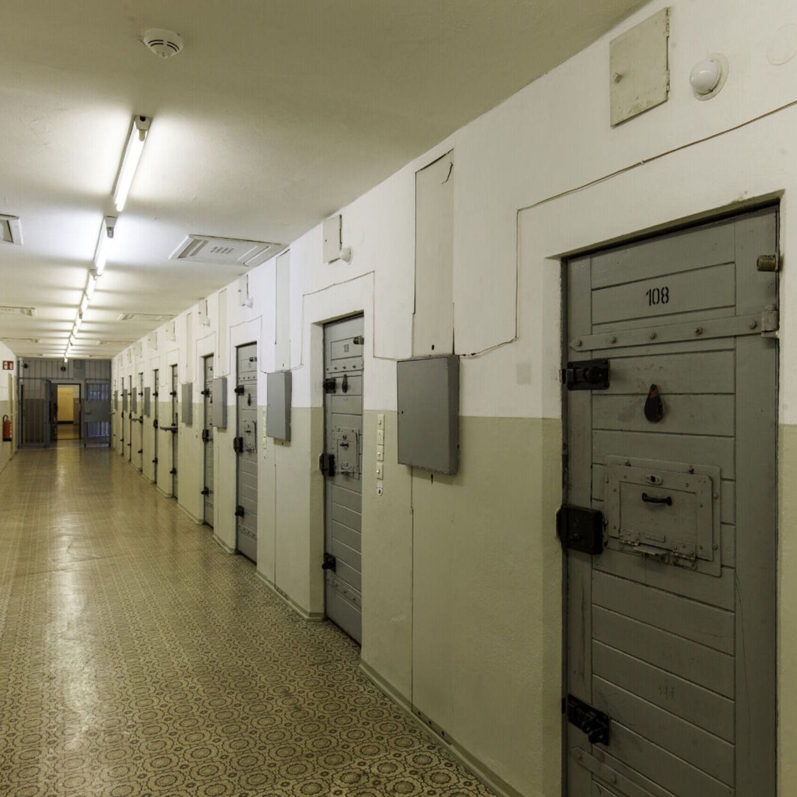 Auf drei Etagen befinden sich im Gefängnisneubau über 100 Zellen, die meisten davon waren Einzelzellen.