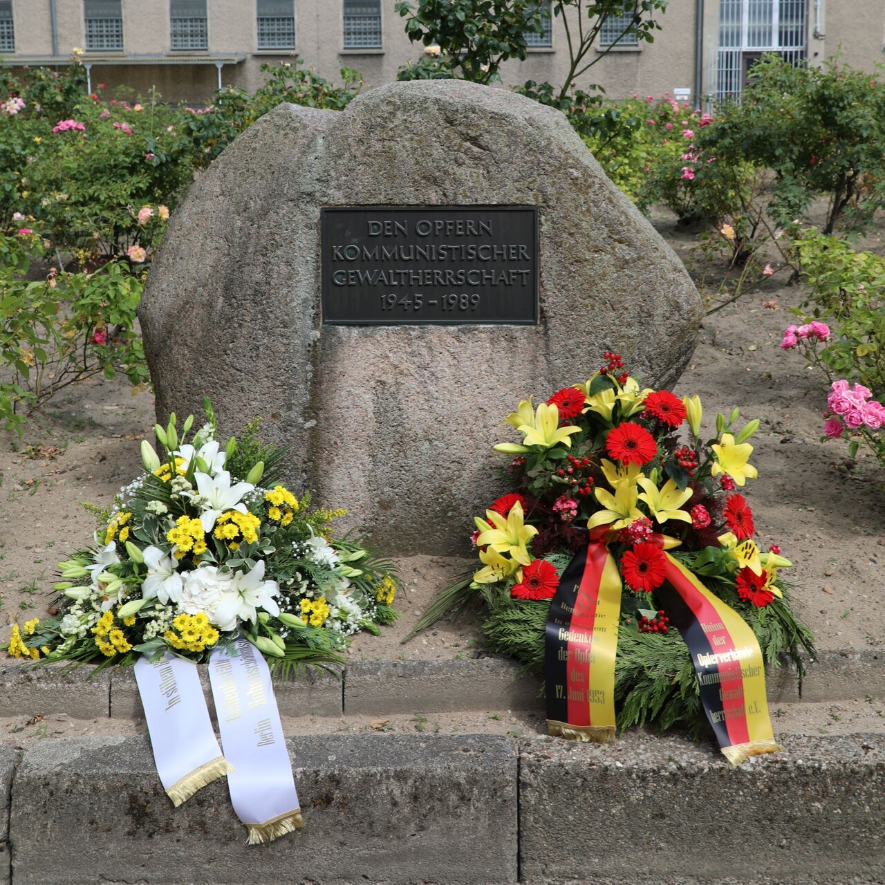 Kranzniederlegung am Gedenkstein im Rosenhof
