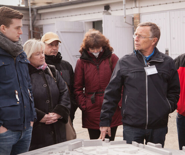 Contemporary witness Hans-Jochen Scheidler during a guided tour
